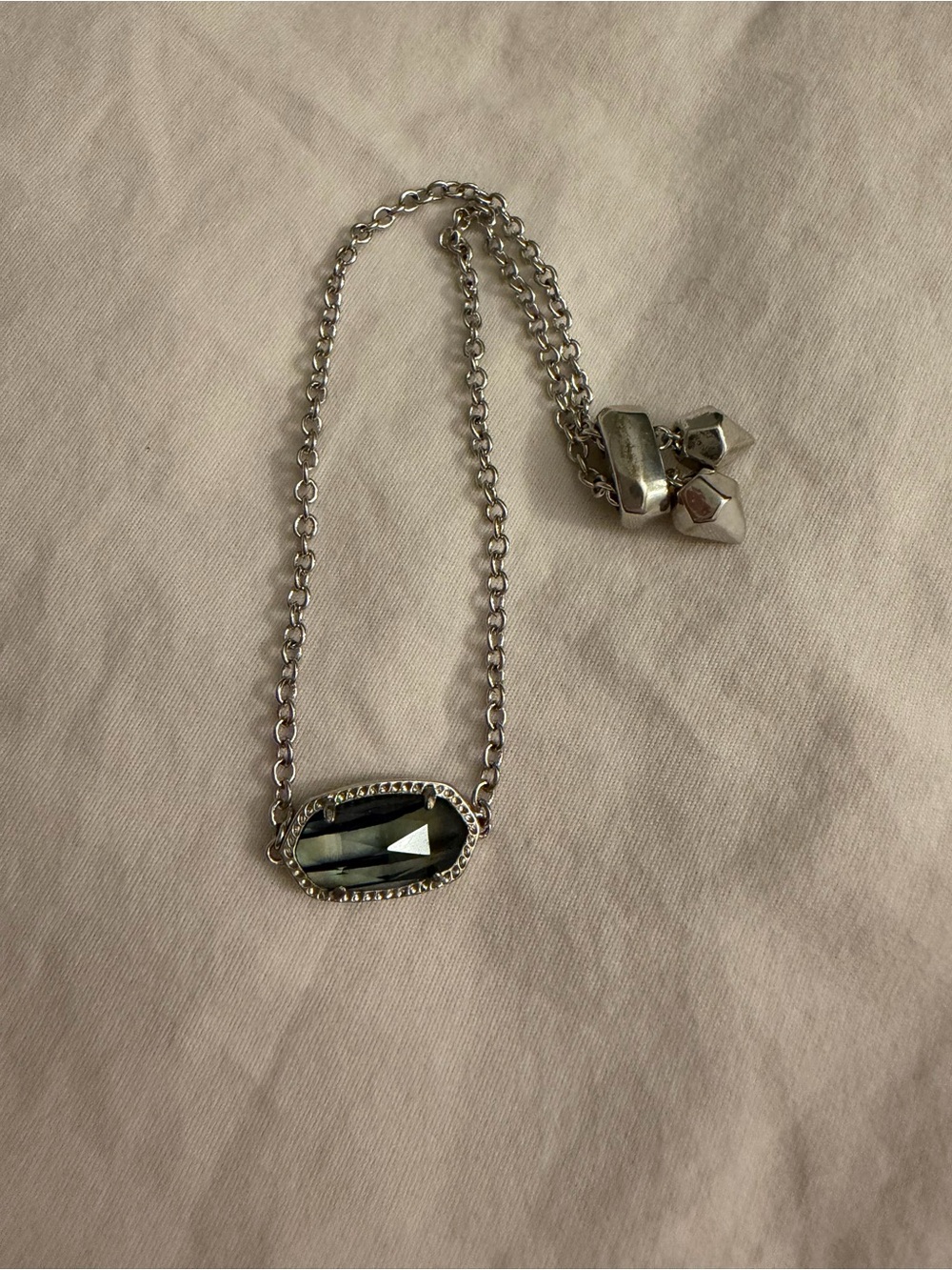 Kendra Scott Silver-Tone Hematite Glass Pendant Bracelet